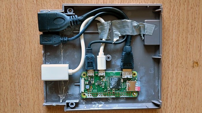 Console layout inside the NES cartridge replica